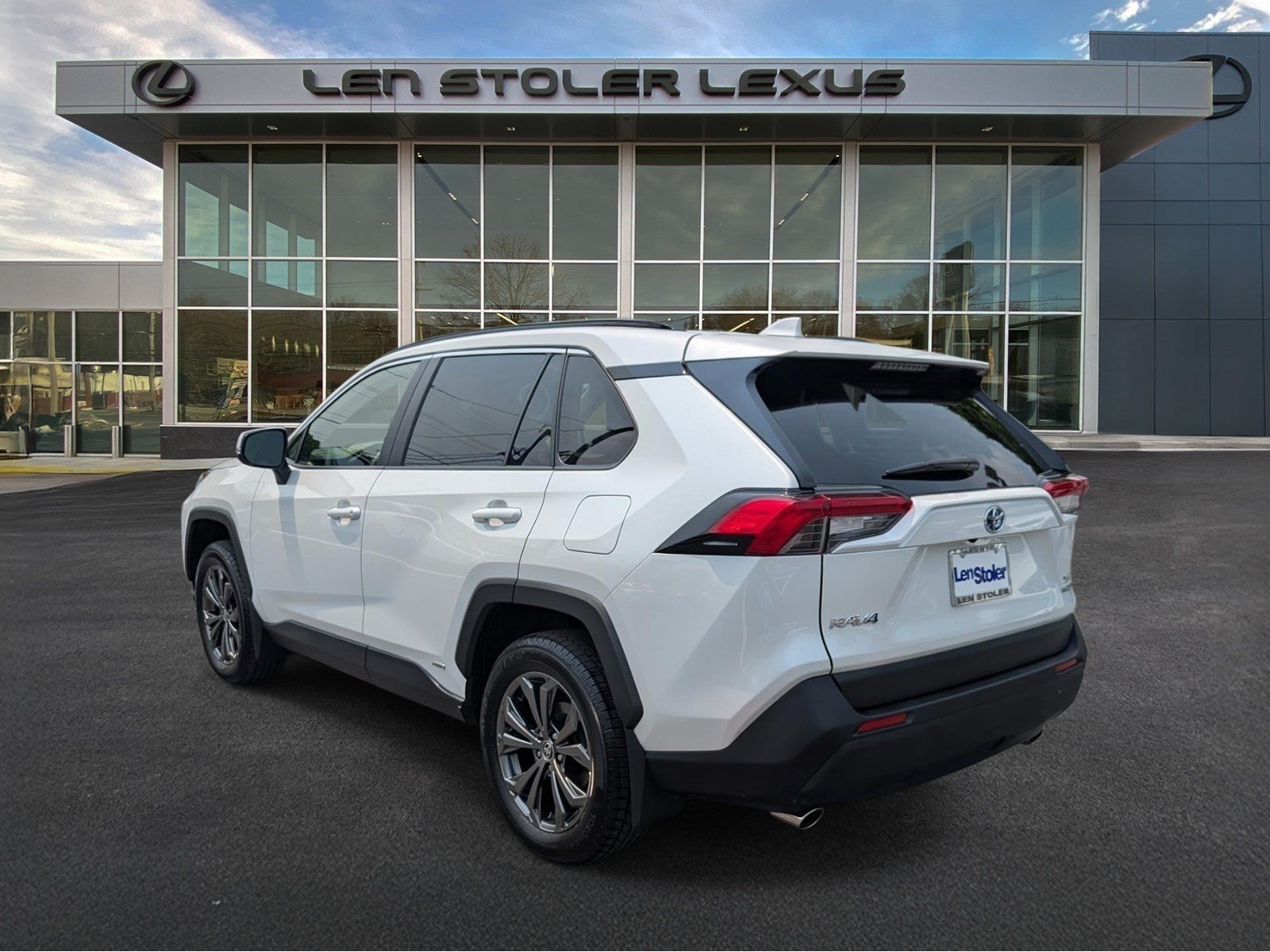 Used 2023 Toyota RAV4 XLE Premium AWD/4WD image 5