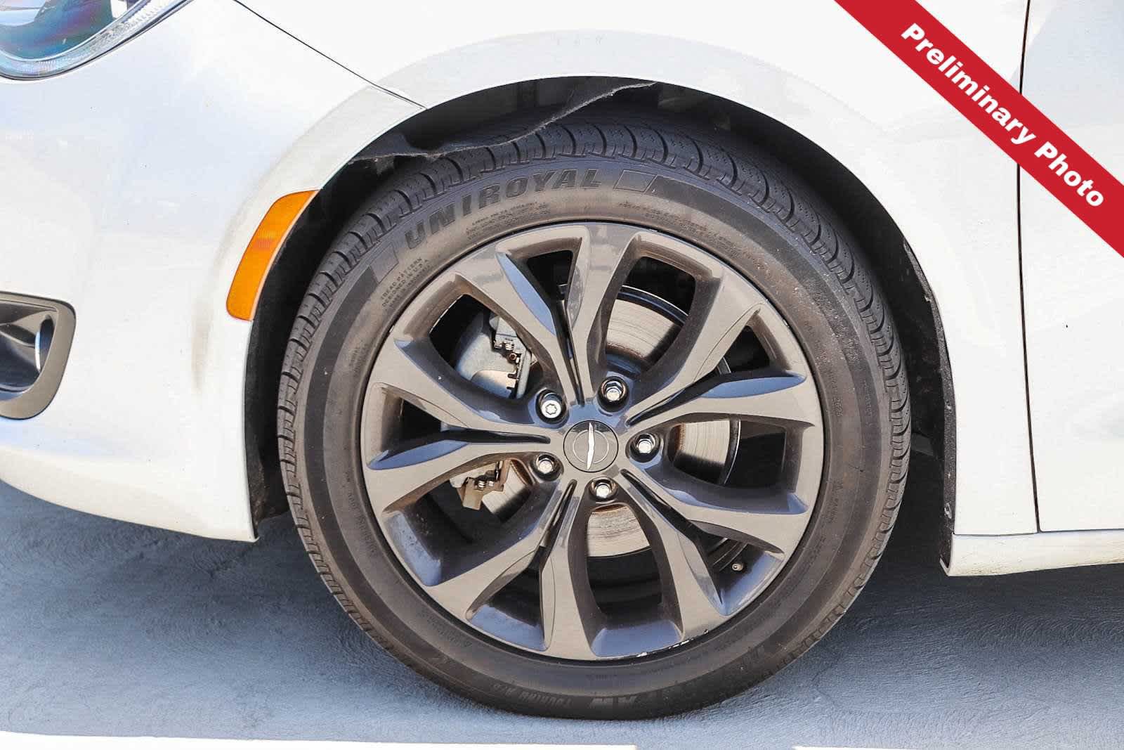 Used 2018 Chrysler Pacifica Touring Plus w/ S Appearance Package FWD image 10