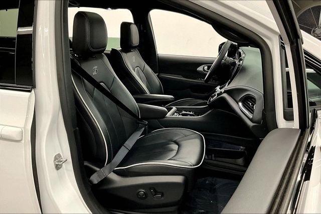 Used 2025 Chrysler Pacifica Limited image 8