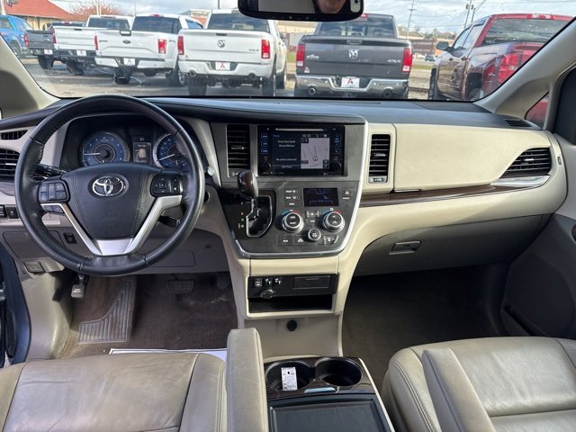 Used 2017 Toyota Sienna XLE image 17