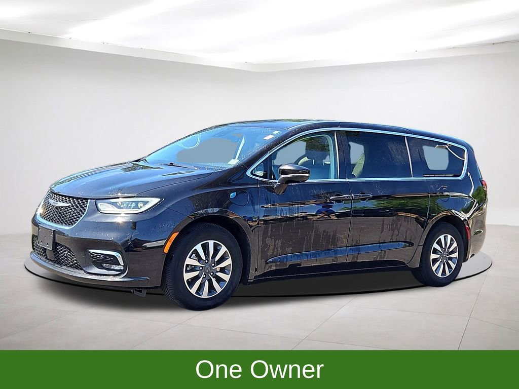 Used 2022 Chrysler Pacifica Touring-L w/ Uconnect Theater Family Group FWD image 3