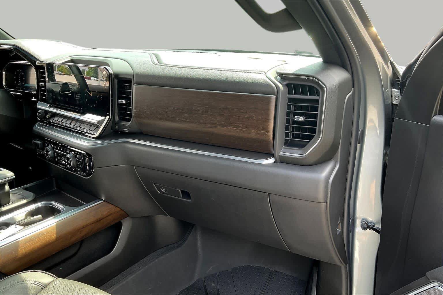Used 2026 Chevrolet Silverado 1500 High Country w/ High Country Premium Package AWD/4WD image 36