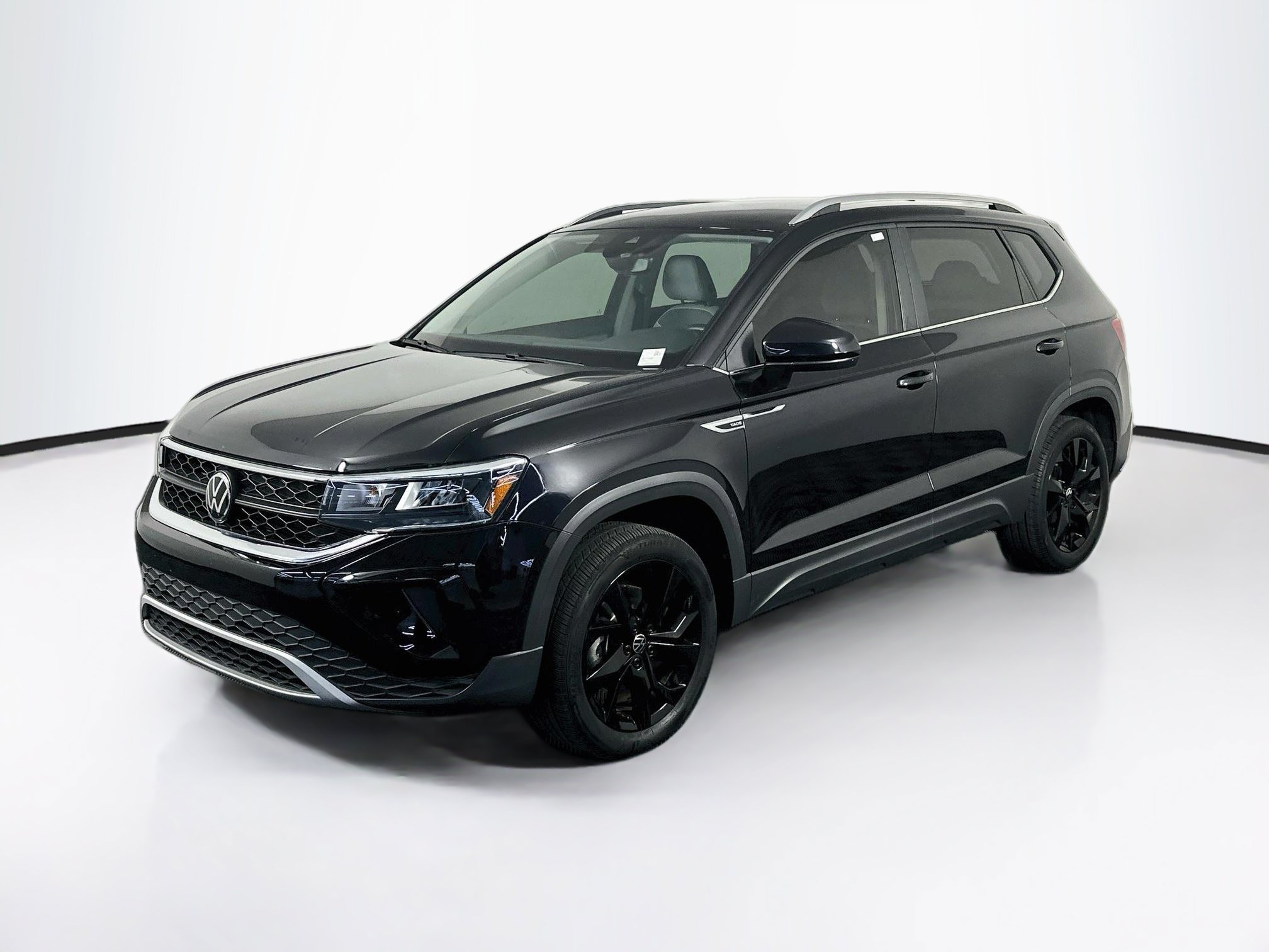 Used 2023 Volkswagen Taos SE w/ Black Wheel Package FWD image 3