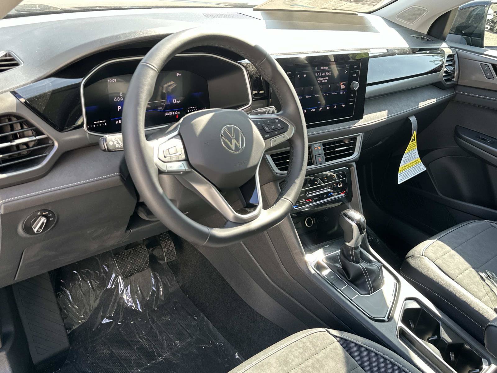 New 2027 Volkswagen Taos SE FWD image 7