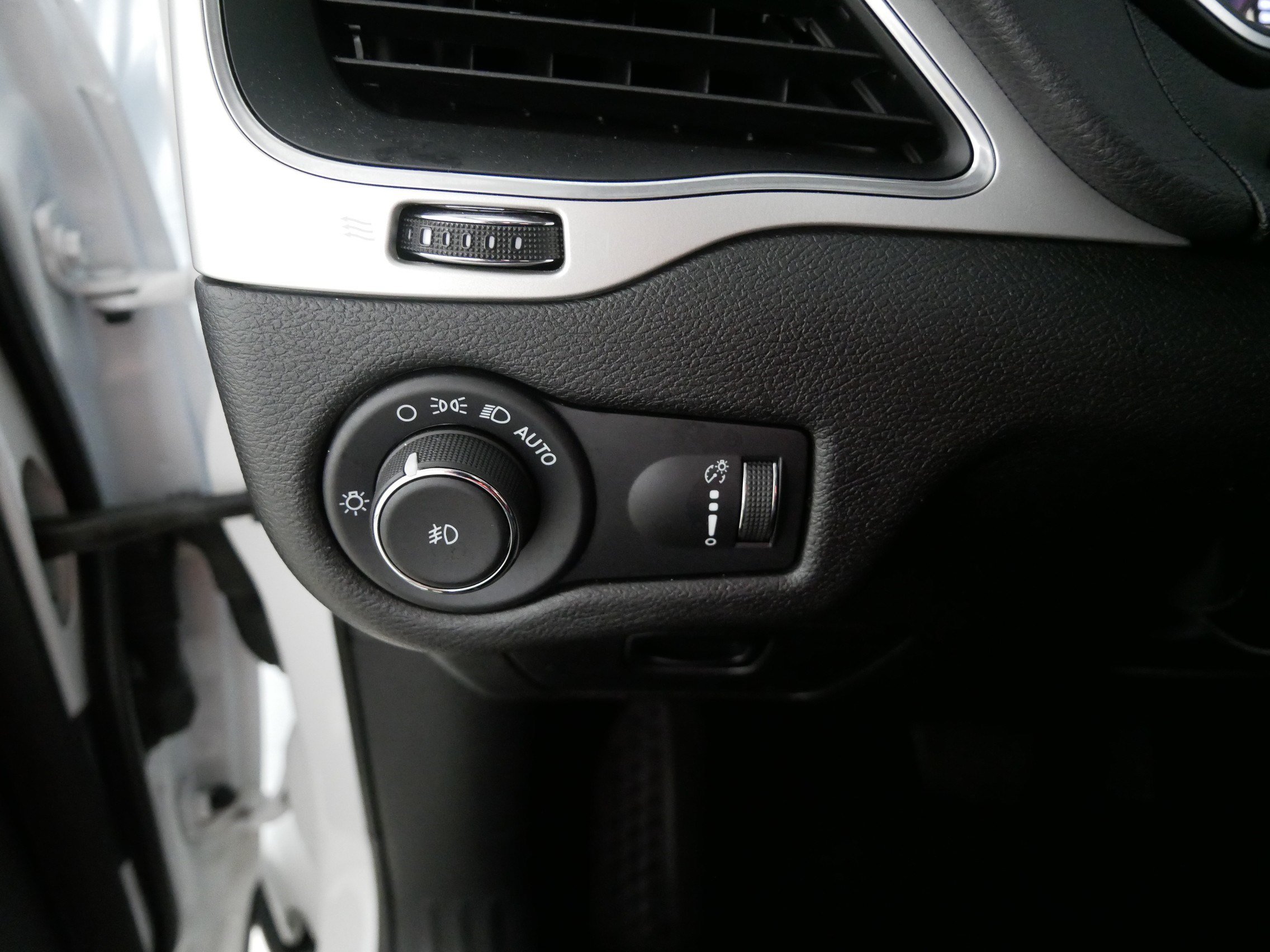 Used 2022 Jeep Cherokee Latitude w/ Sun & Sound Group AWD/4WD image 26