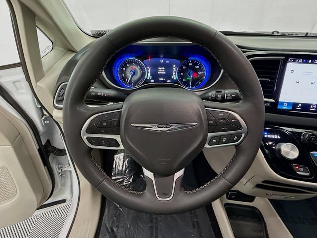 Used 2024 Chrysler Pacifica Touring-L FWD image 11