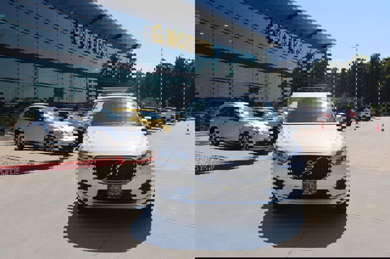 Used 2018 Volvo XC60 T6 Momentum w/ Convenience Package image 33