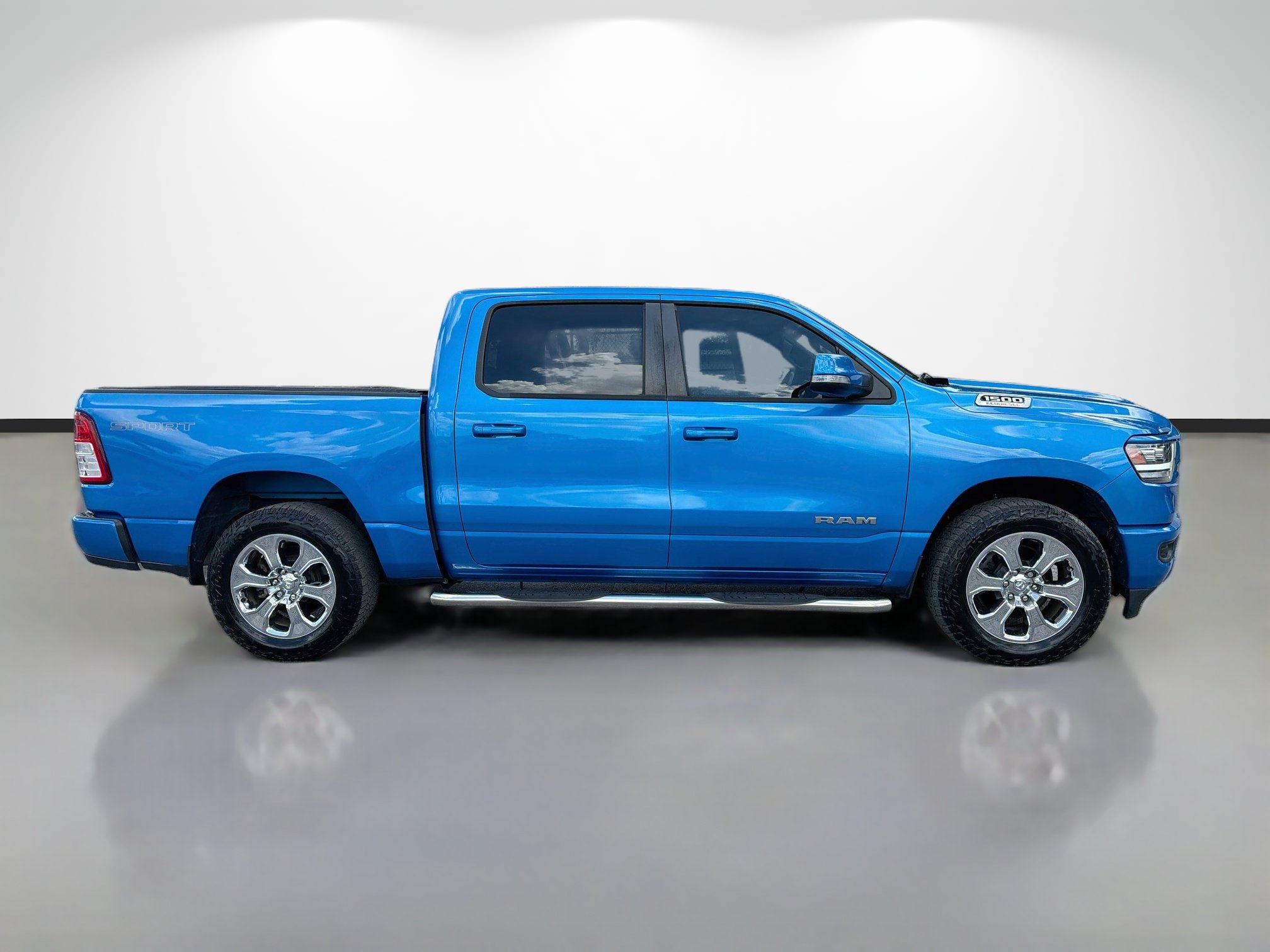 Used 2021 RAM 1500 4x4 Crew Cab image 2