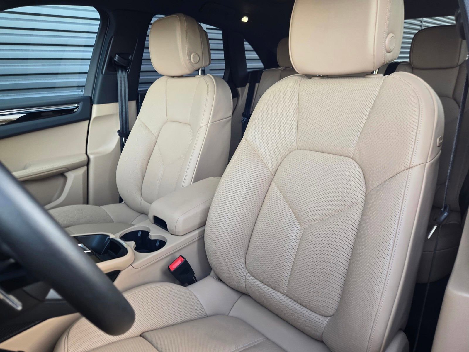 Used 2025 Porsche Macan AWD/4WD image 5