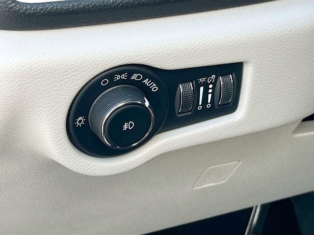 Certified 2022 Chrysler Pacifica Limited image 10