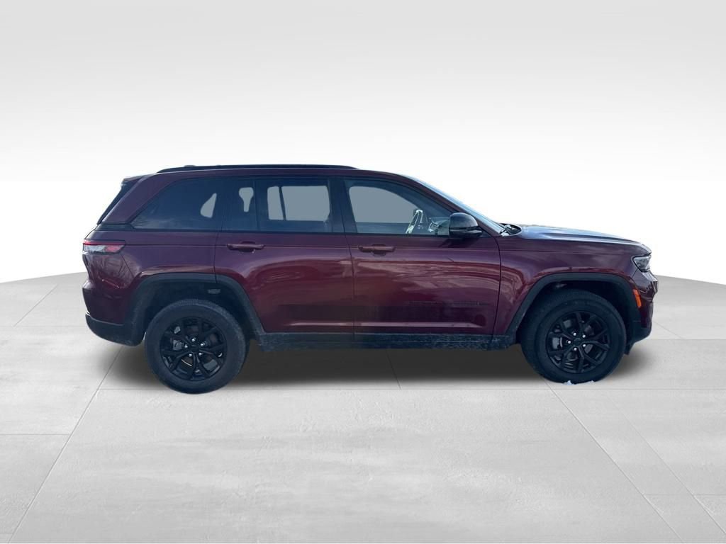 Used 2025 Jeep Grand Cherokee Altitude image 8