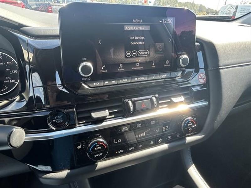 Used 2025 Nissan Pathfinder SV image 15