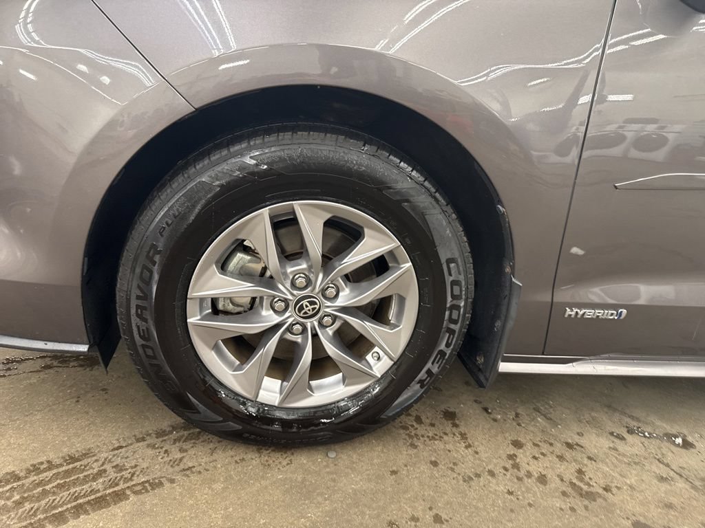 Used 2021 Toyota Sienna XLE FWD image 11