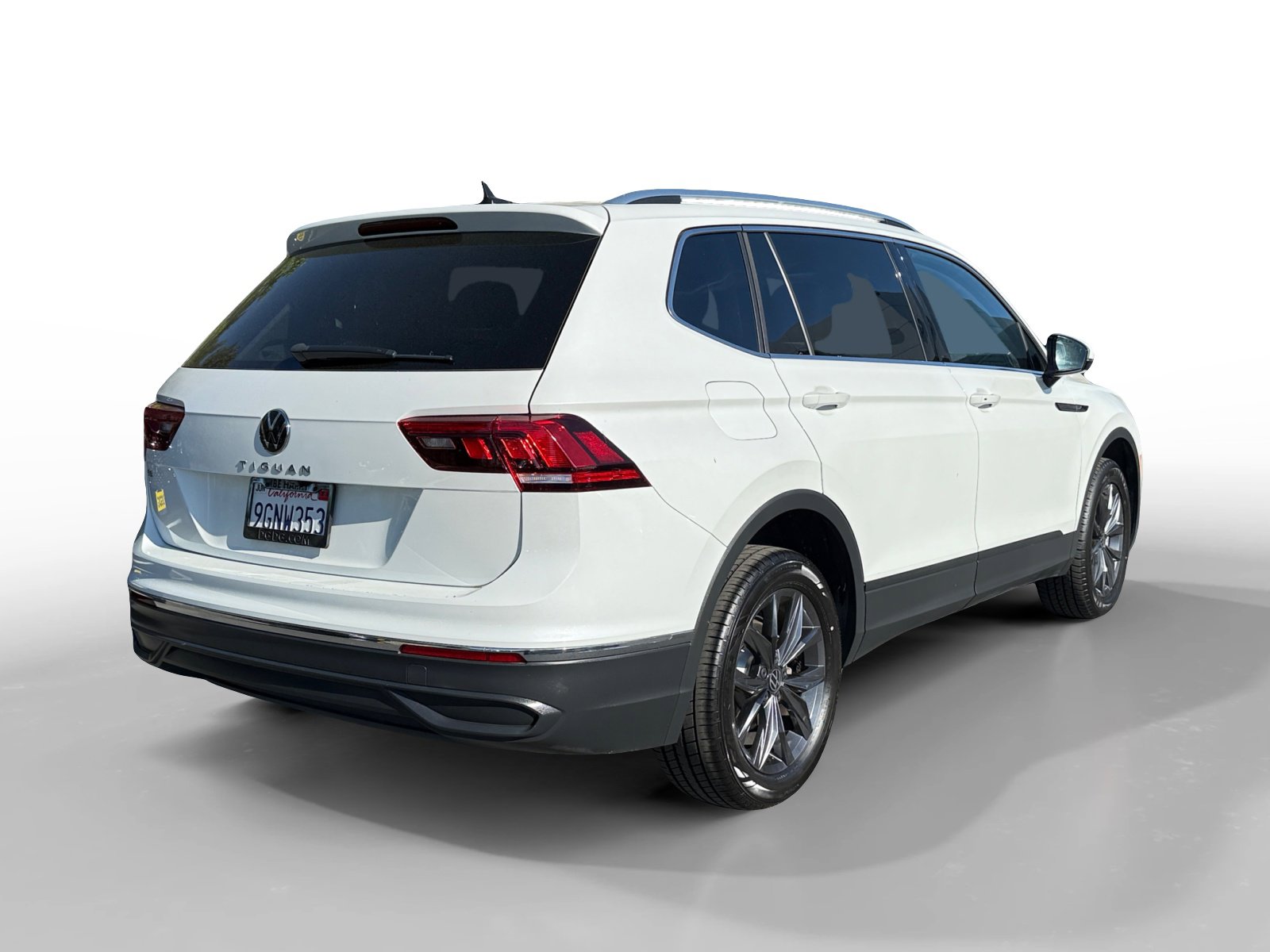 Used 2023 Volkswagen Tiguan SE image 5