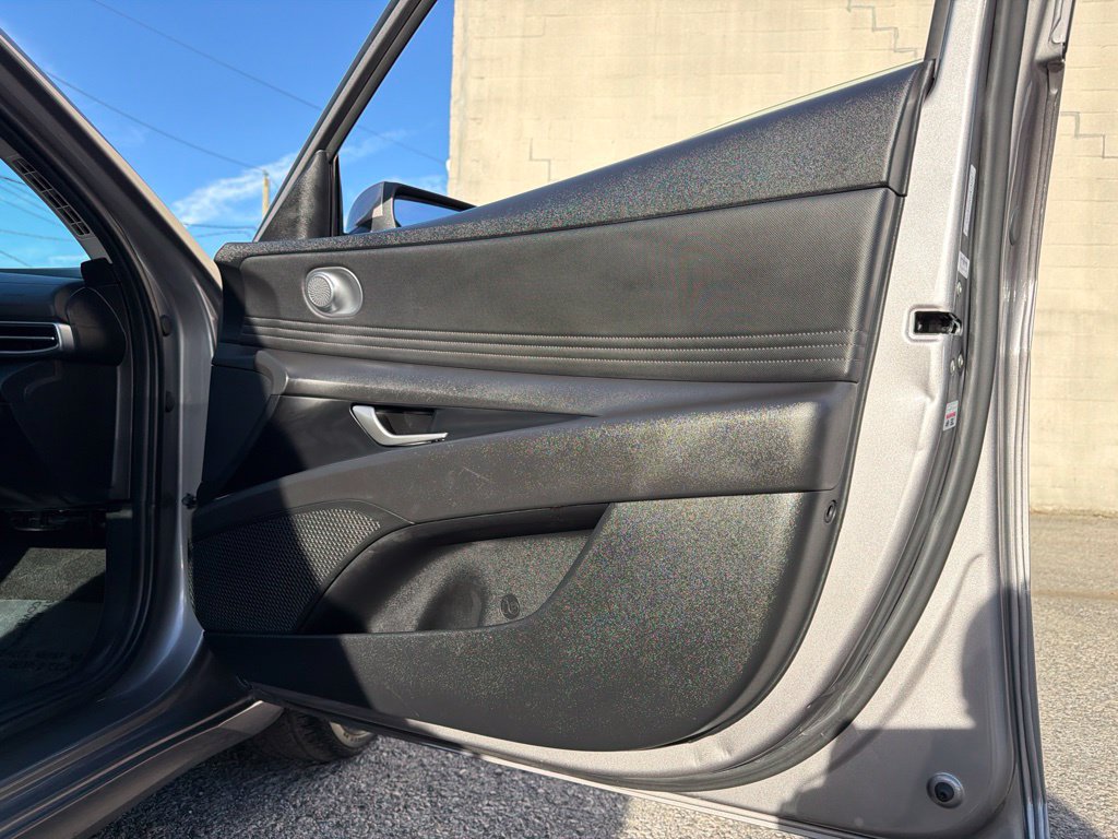 Used 2023 Hyundai Elantra SEL w/ Convenience Package FWD image 16