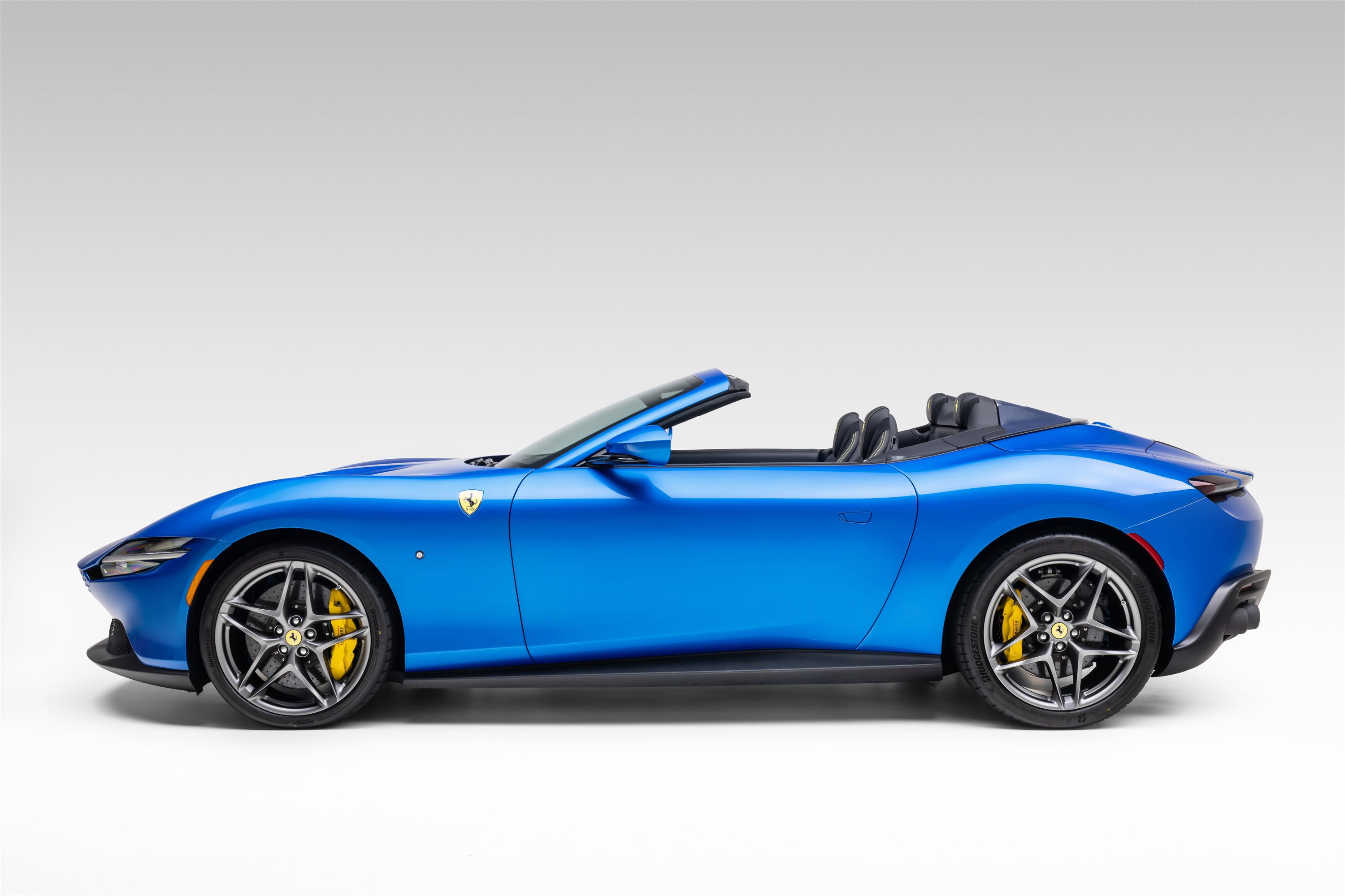 Used 2026 Ferrari Roma Spider RWD image 3