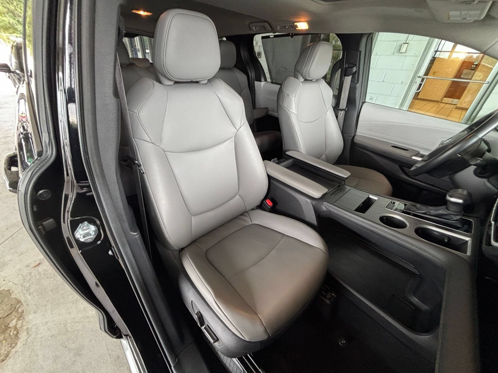 Used 2025 Toyota Sienna XLE FWD image 38