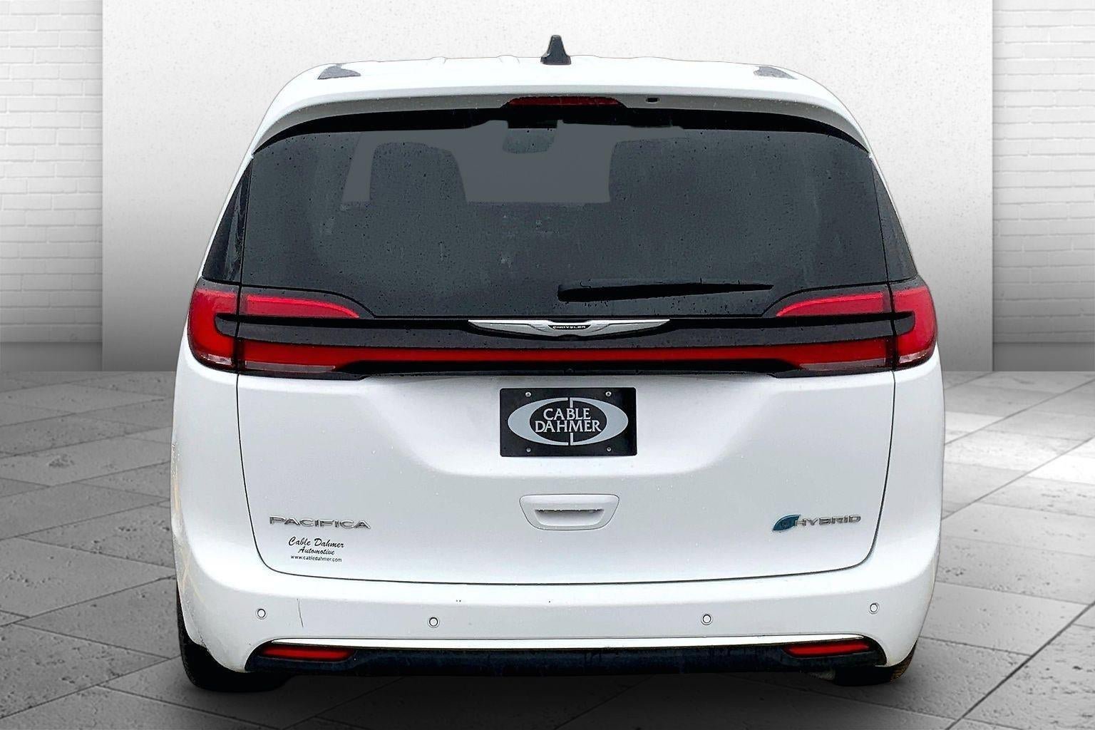 Used 2024 Chrysler Pacifica Select image 3