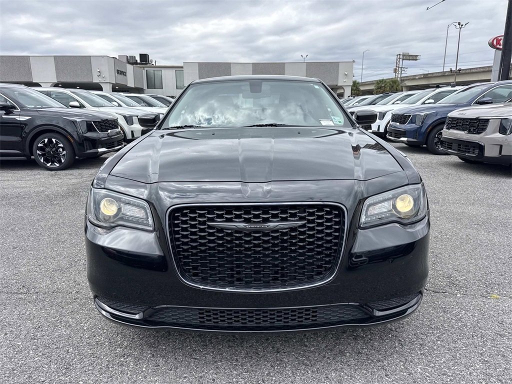 Used 2022 Chrysler 300 Touring w/ Sport Appearance Package image 5