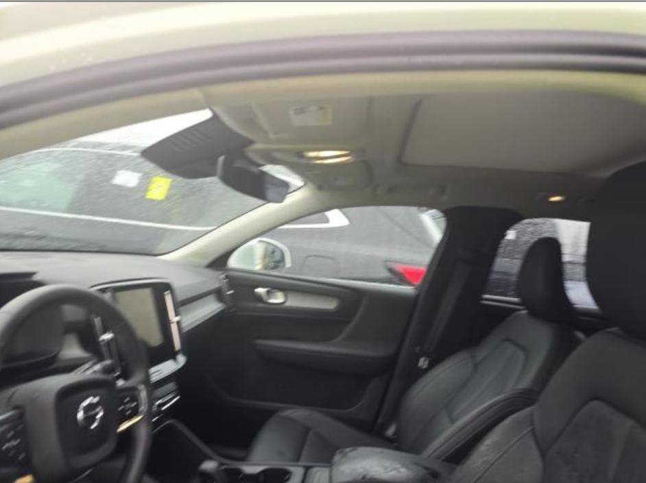 Used 2025 Volvo XC40 B5 Core image 10