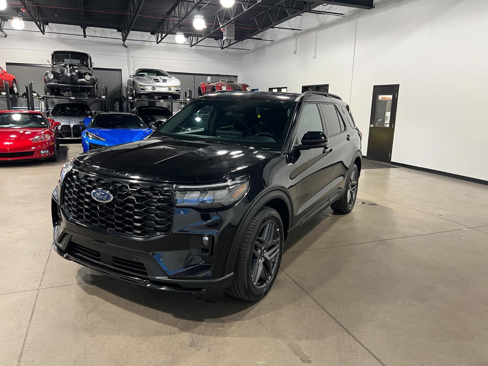 Used 2025 Ford Explorer ST-Line w/ ST-Line Street Pack AWD/4WD image 7