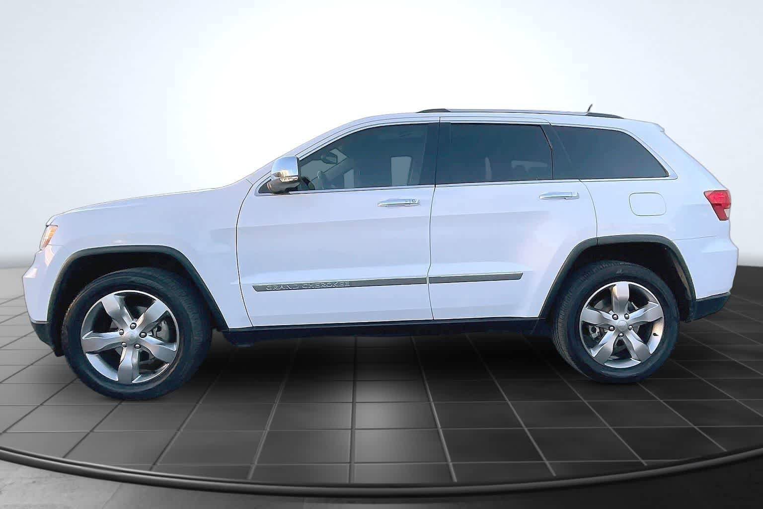 Used 2013 Jeep Grand Cherokee Overland w/ Advance Technology Group AWD/4WD image 3