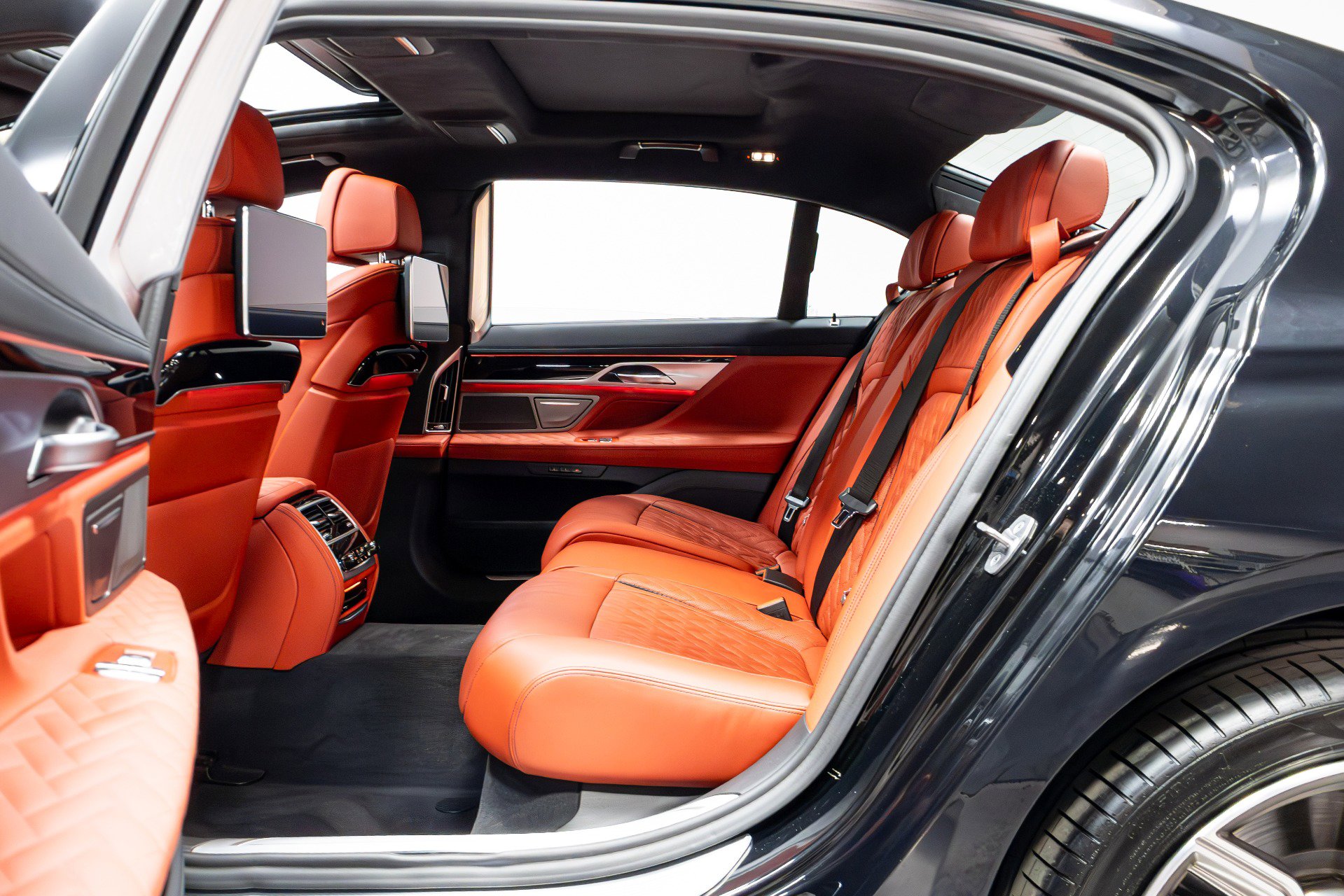 Used 2022 BMW M760i xDrive image 45