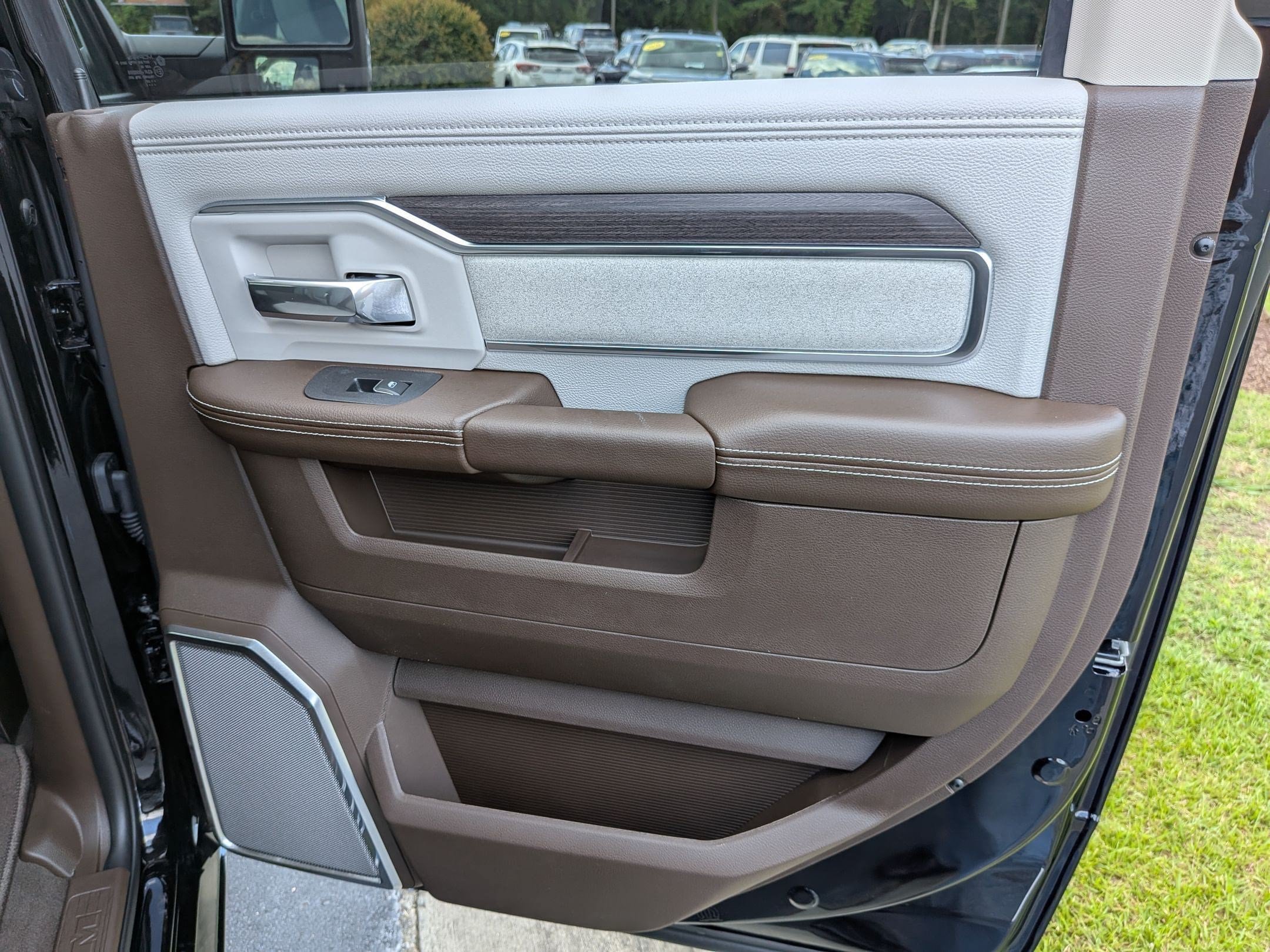 New 2026 RAM 2500 Laramie AWD/4WD image 19