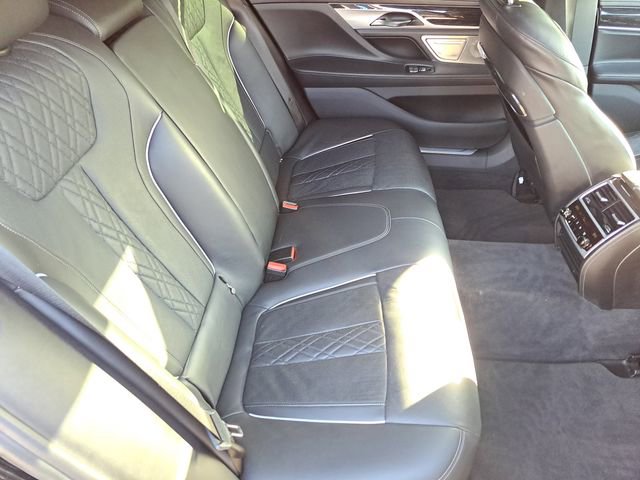 Used 2019 BMW 750i image 27