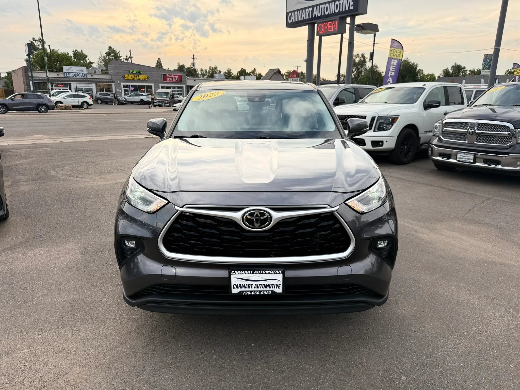 Used 2022 Toyota Highlander LE AWD/4WD image 4