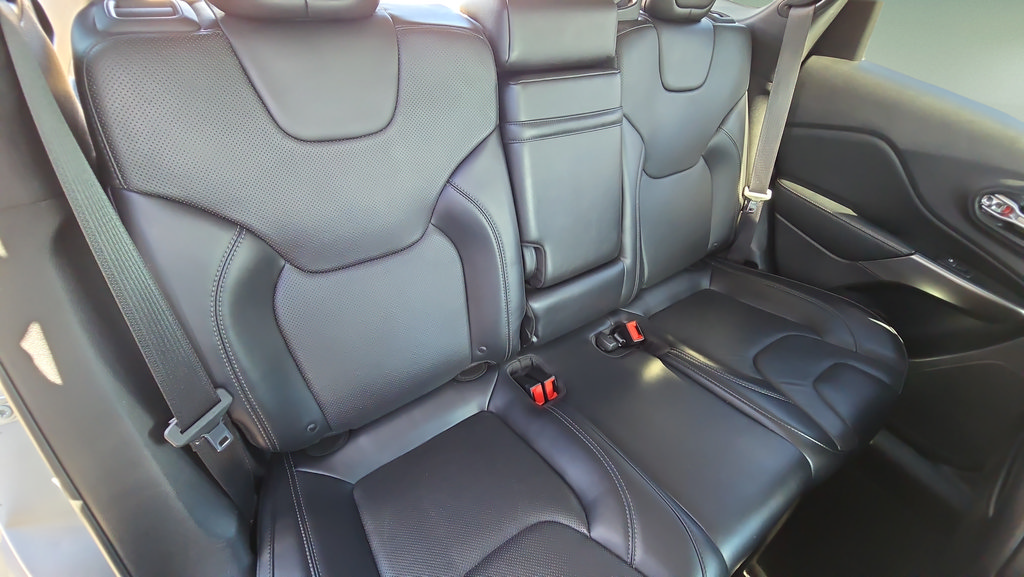 Used 2019 Jeep Cherokee Limited FWD image 10