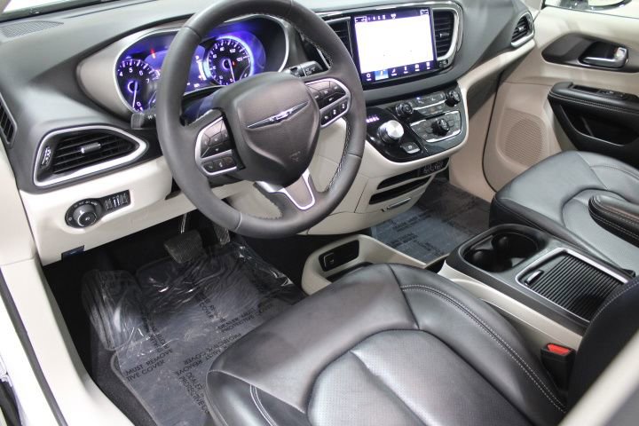 Used 2024 Chrysler Pacifica Touring-L image 44