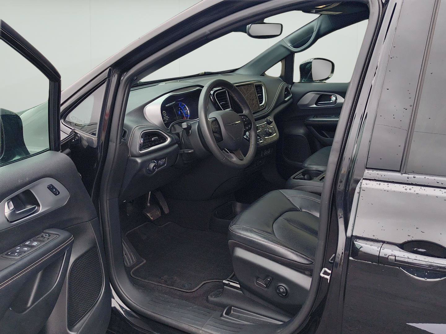 Used 2022 Chrysler Pacifica Touring-L w/ S Appearance Package FWD image 4