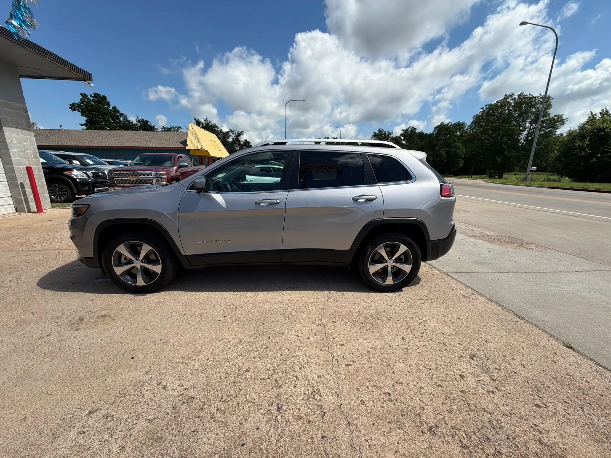 Used 2019 Jeep Cherokee Limited w/ Luxury Group AWD/4WD image 3