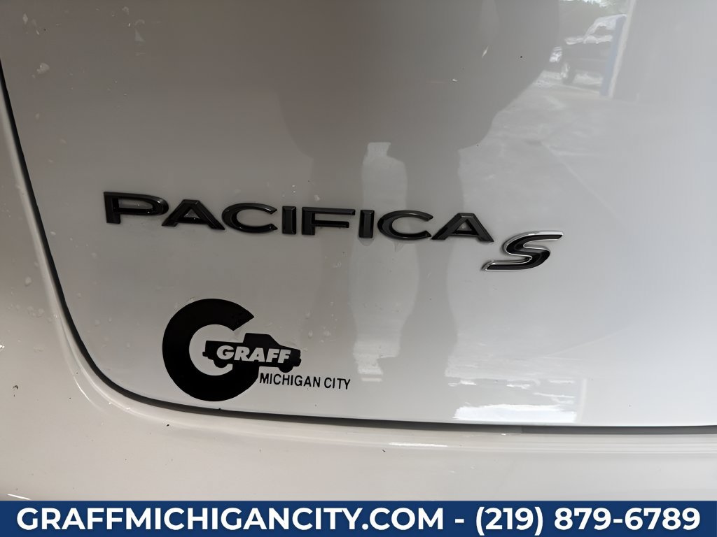 Used 2025 Chrysler Pacifica Limited FWD image 32