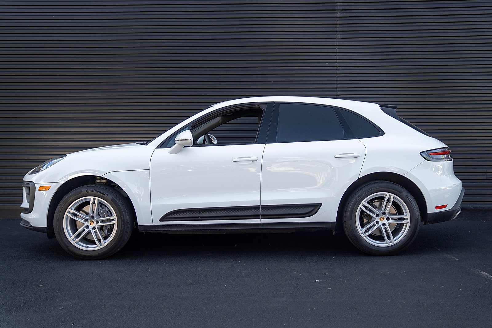 Used 2023 Porsche Macan AWD/4WD image 2