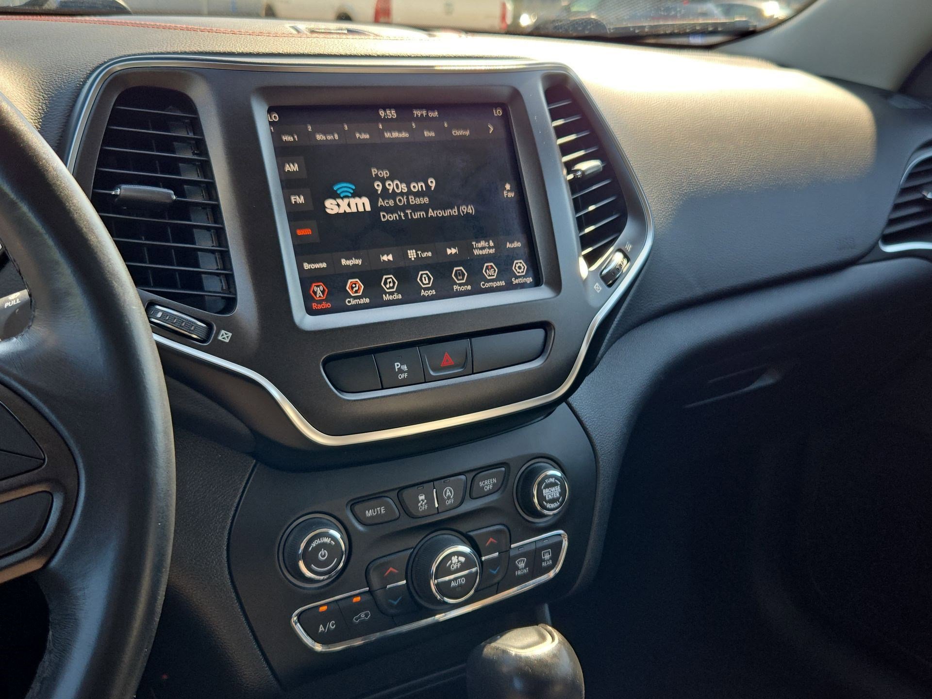 Used 2019 Jeep Cherokee Trailhawk AWD/4WD image 22