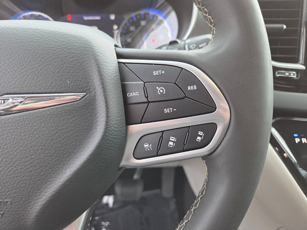 Used 2024 Chrysler Pacifica Touring-L FWD image 38
