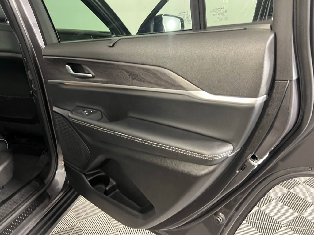 Used 2024 Jeep Grand Cherokee L Limited w/ Luxury Tech Group II image 32