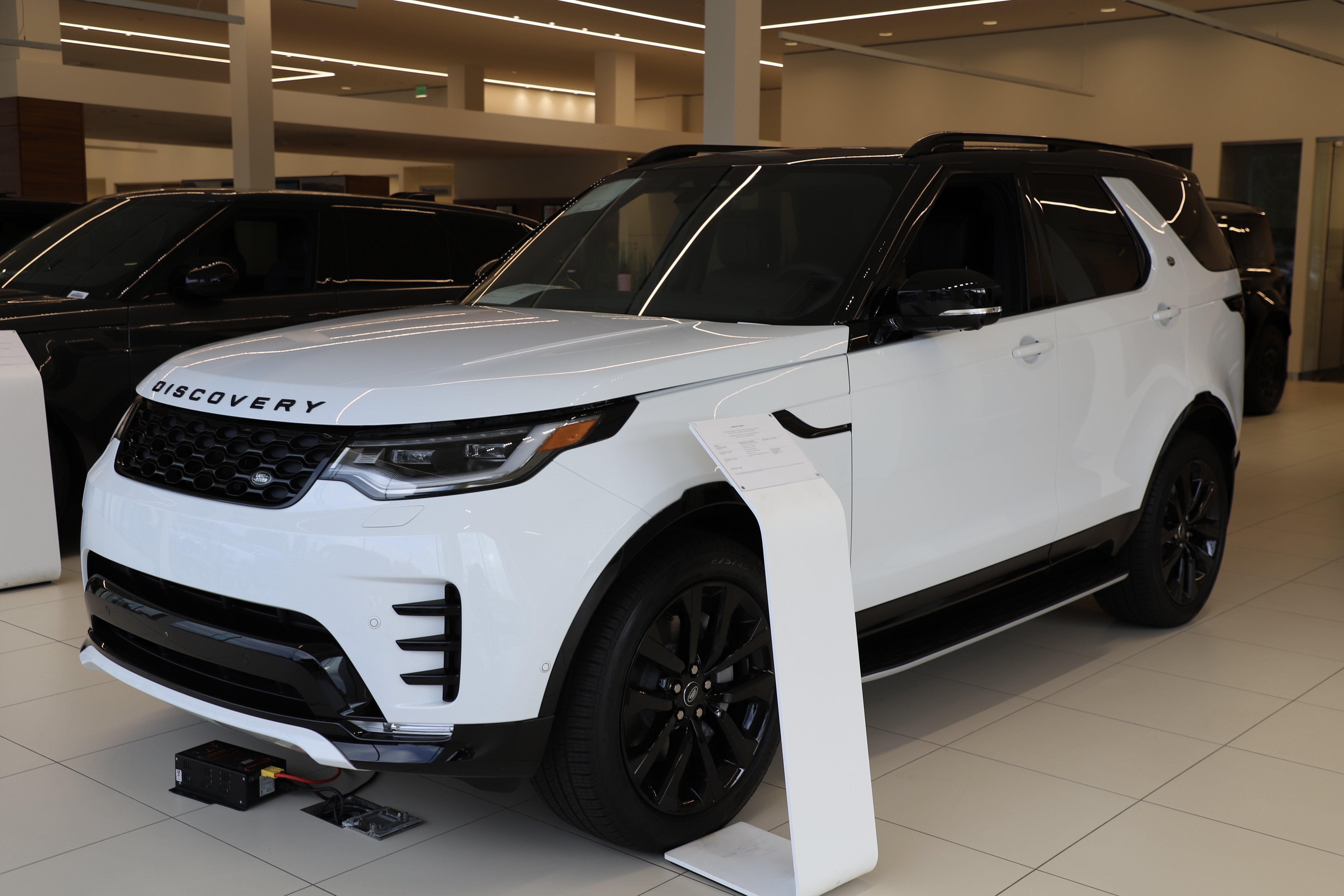 New 2026 Land Rover Discovery Dynamic SE AWD/4WD image 1