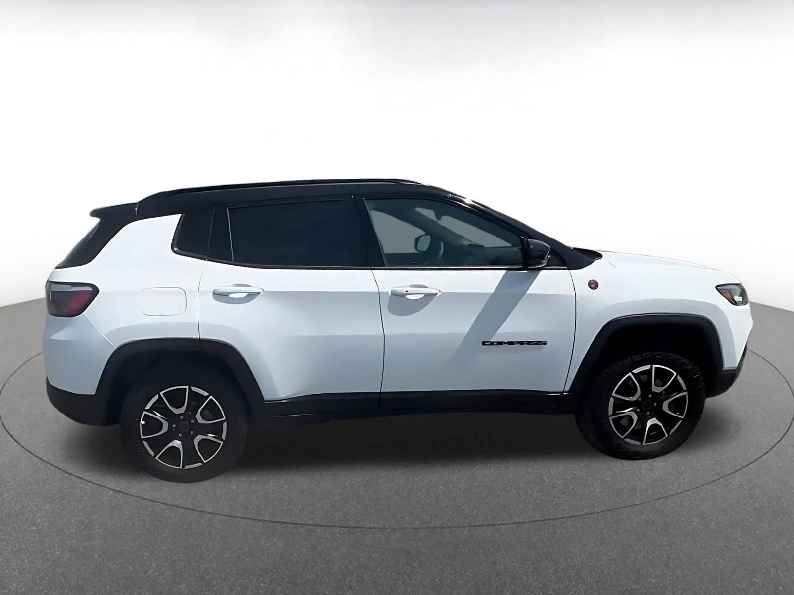 Used 2025 Jeep Compass Trailhawk AWD/4WD image 15