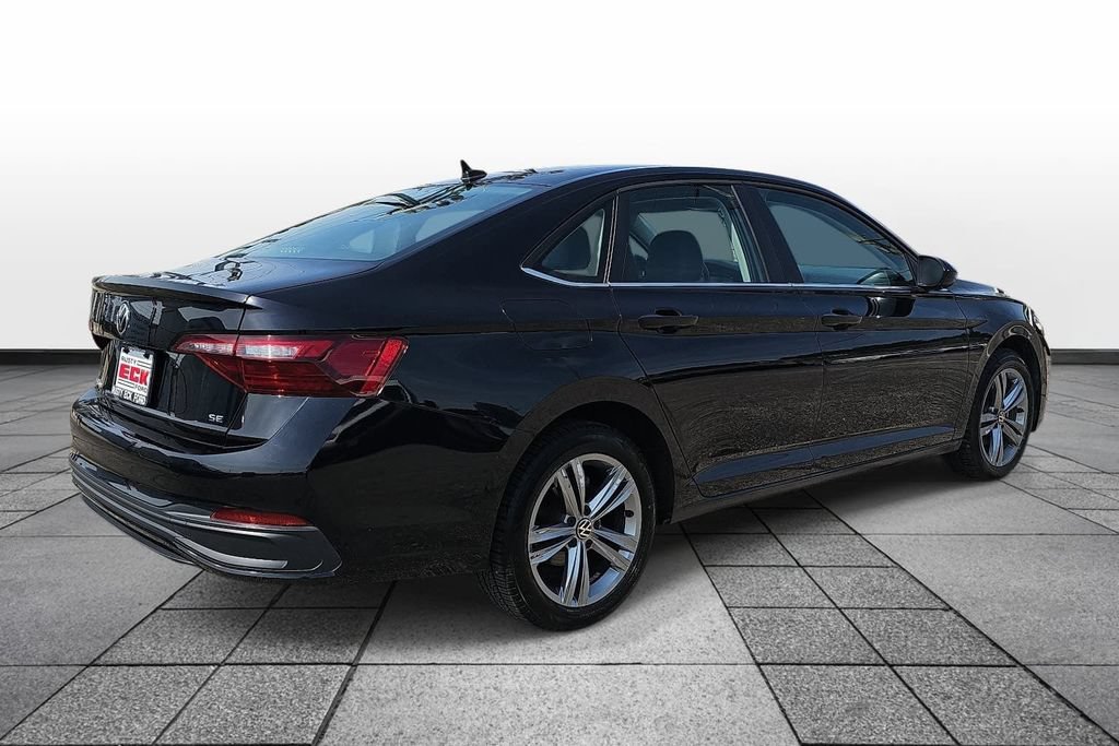 Used 2024 Volkswagen Jetta SE FWD image 5