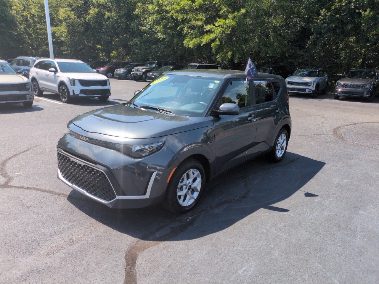 Certified 2025 Kia Soul LX w/ LX Technology Package FWD image 3
