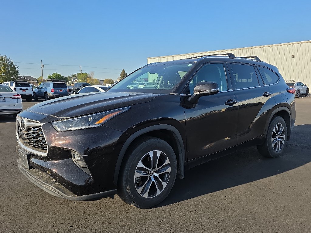 Certified 2021 Toyota Highlander XLE AWD/4WD image 3
