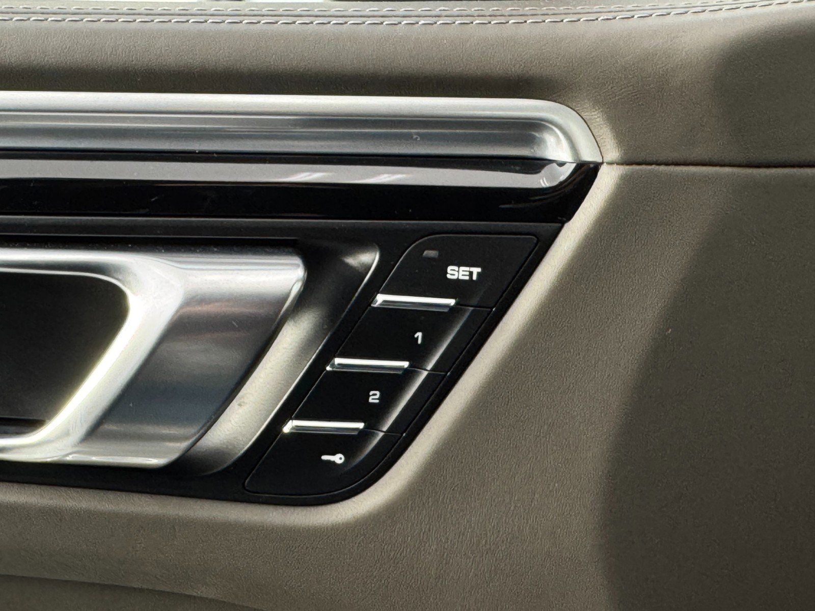 Used 2018 Porsche Macan S image 16