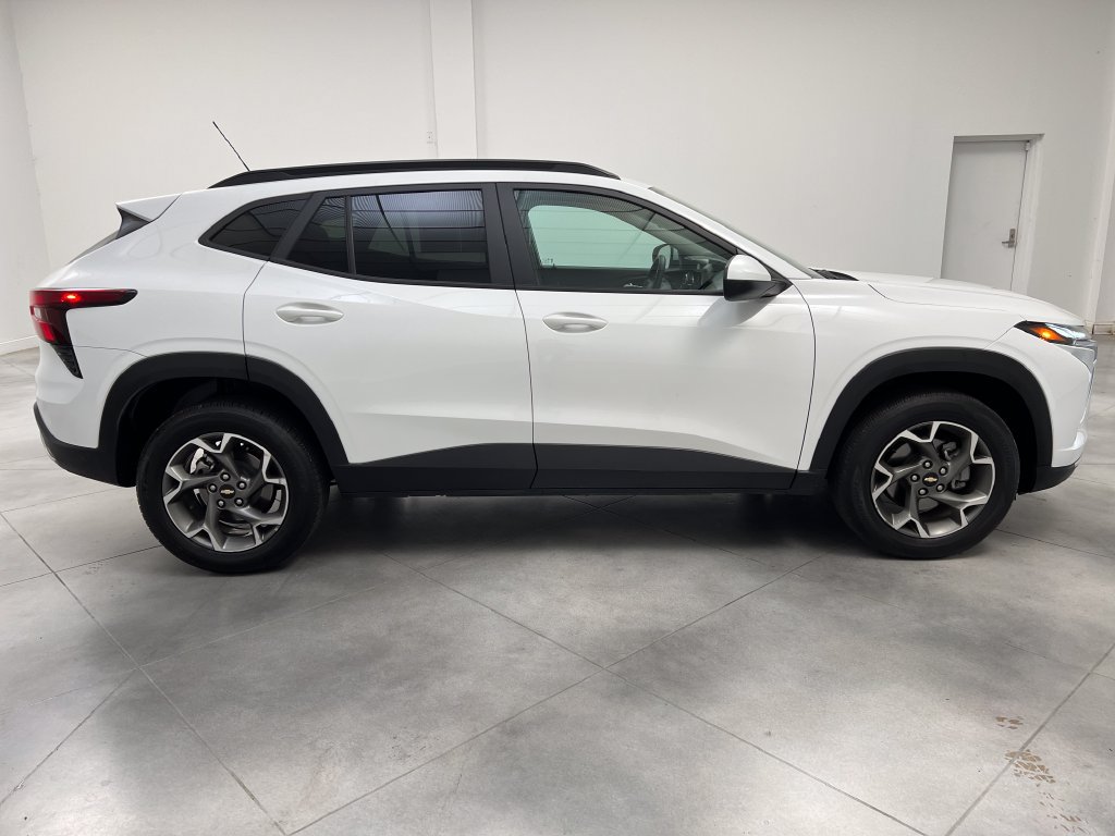 Used 2025 Chevrolet Trax LT FWD image 10