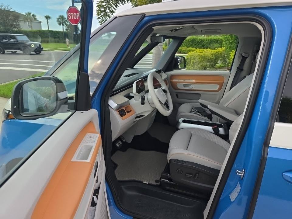 Used 2025 Volkswagen ID. Buzz 1st Edition RWD image 12
