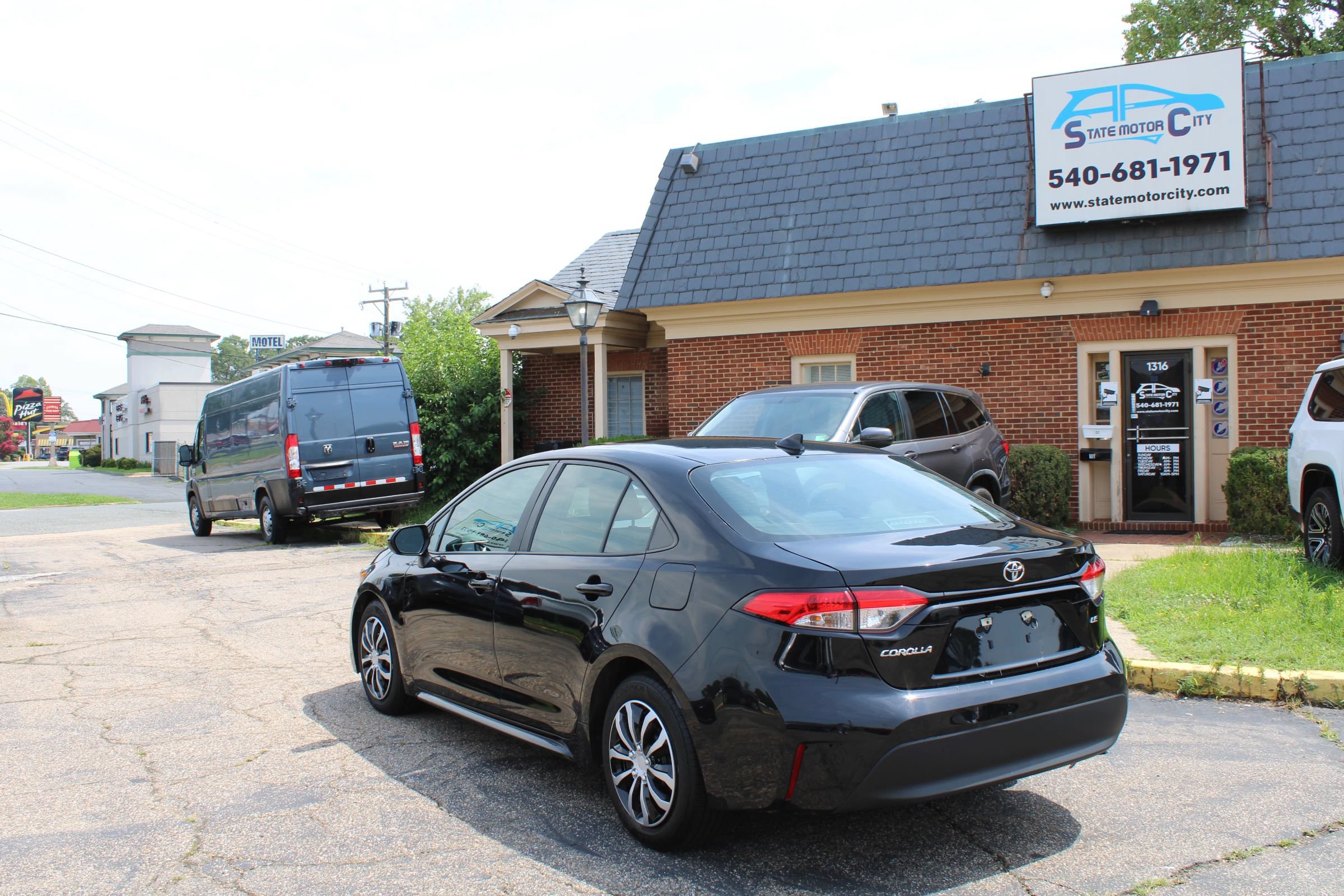 Used 2023 Toyota Corolla LE FWD image 3