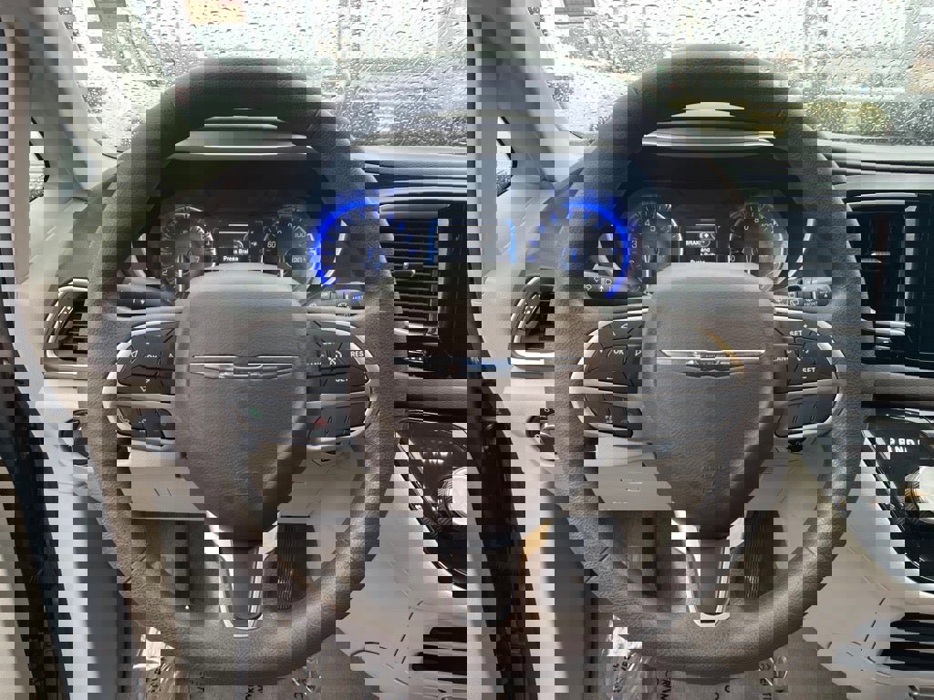 Used 2017 Chrysler Pacifica Touring image 8