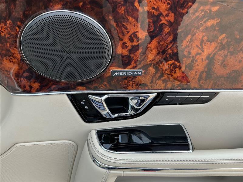 Used 2014 Jaguar XJ AWD image 37